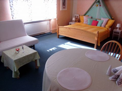 Apartmán Jaro (pokoj s dvoulůžkem a pohovkou s možností lůžka pro 1-2 osoby) 